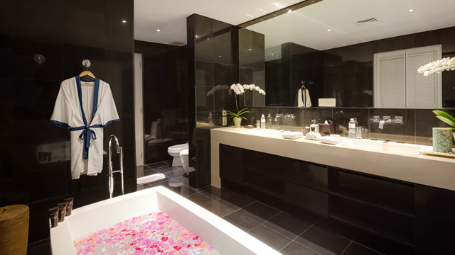 Grand Cliff Front Residence - Bathroom mirror